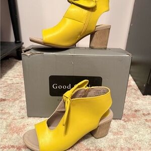 Good Chic Yellow Peep-Toe Tie-Front Block Heel Sandal